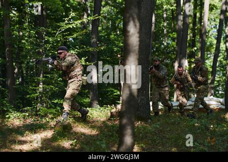 Eine spezielle militärische Antiterroreinheit führt eine geheime Operation in dichten, gefährlichen Wäldern durch, die Präzision, Disziplin und strategische Fähigkeiten demonstriert Stockfoto