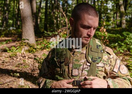 Elite-Soldat strahlt zielgerichtete Entschlossenheit und Bereitschaft aus, vorbereitet für eine gefährliche Militäroperation, die das Wesen von Mut und einfängt Stockfoto