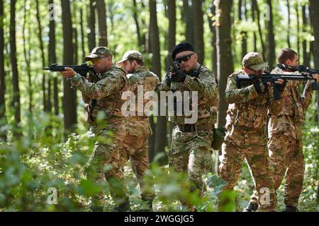 Eine spezielle militärische Antiterroreinheit führt eine geheime Operation in dichten, gefährlichen Wäldern durch, die Präzision, Disziplin und strategische Fähigkeiten demonstriert Stockfoto