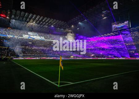 Mailand, Italien - 4. februar 2024 - Inter-Juventus Serie A - Laser-Coreographie von qatar Airways vor dem Spiel in san siro Credit: Kines Milano/Alamy Live News Stockfoto