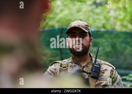 Elite-Soldat strahlt zielgerichtete Entschlossenheit und Bereitschaft aus, vorbereitet für eine gefährliche Militäroperation, die das Wesen von Mut und einfängt Stockfoto