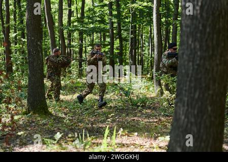 Eine spezielle militärische Antiterroreinheit führt eine geheime Operation in dichten, gefährlichen Wäldern durch, die Präzision, Disziplin und strategische Fähigkeiten demonstriert Stockfoto