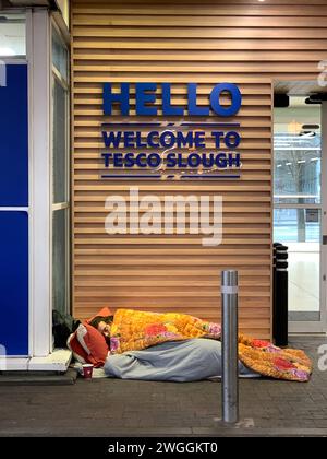 Slough, Berkshire, Großbritannien. Februar 2024. Obdachlose Menschen schlafen tragischerweise vor dem Tesco Supermarkt in Slough, Berkshire. Quelle: Maureen McLean/Alamy Live News Stockfoto