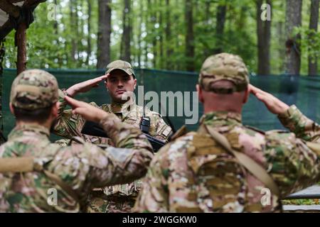 Ein engagierter Soldat grüßt seine Eliteeinheit und zeigt Kameradschaft und Bereitschaft für die gefährlichsten militärischen Operationen Stockfoto