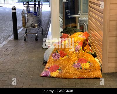 Slough, Berkshire, Großbritannien. Februar 2024. Obdachlose Menschen schlafen tragischerweise vor dem Tesco Supermarkt in Slough, Berkshire. Quelle: Maureen McLean/Alamy Live News Stockfoto