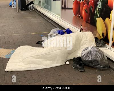 Slough, Berkshire, Großbritannien. Februar 2024. Obdachlose Menschen schlafen tragischerweise vor dem Tesco Supermarkt in Slough, Berkshire. Quelle: Maureen McLean/Alamy Live News Stockfoto