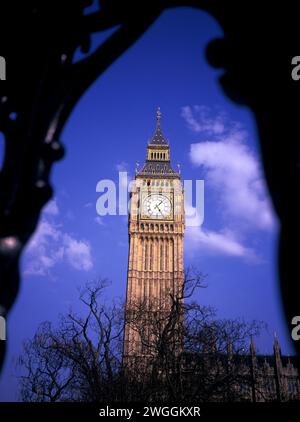 Großbritannien, London, Big Ben, Blick durch den Bogen der nahegelegenen Geländer. Stockfoto