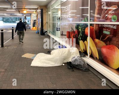 Slough, Berkshire, Großbritannien. Februar 2024. Obdachlose Menschen schlafen tragischerweise vor dem Tesco Supermarkt in Slough, Berkshire. Quelle: Maureen McLean/Alamy Live News Stockfoto