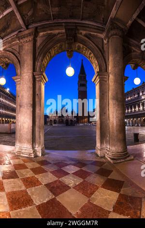 St. Markiert den Platz durch die Bögen des Museo Correr in Venedig, Italien Stockfoto