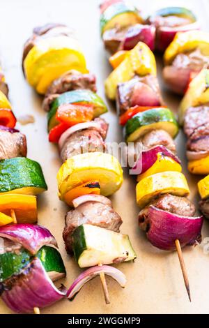 Grillspezialitäten - Rindfleisch und Gemüse, das auf dem Spieß brutzelt Stockfoto