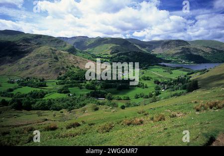 Großbritannien, Cumbria, Lake District National Park, Blick auf Glenridding auf Ullswater von Place Fell. Stockfoto