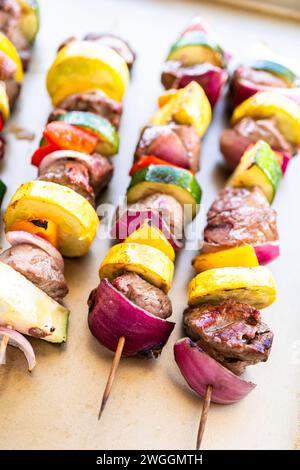 Grillspezialitäten - Rindfleisch und Gemüse, das auf dem Spieß brutzelt Stockfoto