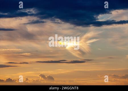 Seltsame Wolkenbildung, die an einen Vogel oder ein Flugzeug erinnert, am Himmel nach einem Sommersturm Stockfoto