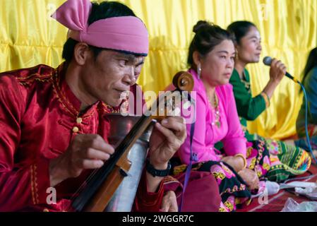 Pai, Thailand-04. April 2023: Lokale Künstler spielen Instrumente, die seit Jahrhunderten in Südostasien verwendet werden, und zeigen die alte Kultur von n Stockfoto