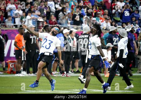 Orlando, USA. Februar 2024. Kyren Williams (L) vom NFC feiert während des Fahnenfußballturniers beim NFL Pro Bowl Fußballspiel in Orlando, USA, am 4. Februar 2024. Quelle: Wu Xiaoling/Xinhua/Alamy Live News Stockfoto