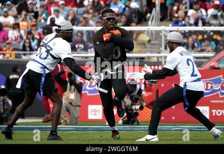 Orlando, USA. Februar 2024. David Njoku (C) vom AFC tritt am 4. Februar 2024 beim Fahnenfußballspiel NFL Pro Bowl in Orlando an. Quelle: Wu Xiaoling/Xinhua/Alamy Live News Stockfoto