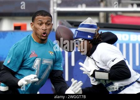 Orlando, USA. Februar 2024. Evan Engram (L) von NFC tritt am 4. Februar 2024 beim Fahnenfußballspiel NFL Pro Bowl in Orlando an. Quelle: Wu Xiaoling/Xinhua/Alamy Live News Stockfoto