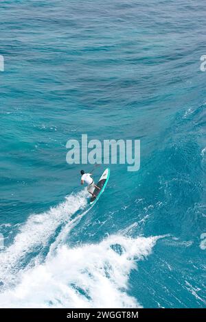 A man SUP Surfing, bei der Kuikaika Challenge in Oahu, 02.14.08 Stockfoto