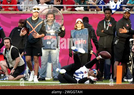 Orlando, USA. Februar 2024. Brandon Aubrey (Front) von NFC tritt am 4. Februar 2024 beim Fahnenfußballspiel NFL Pro Bowl in Orlando an. Quelle: Wu Xiaoling/Xinhua/Alamy Live News Stockfoto