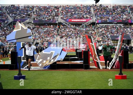 Orlando, USA. Februar 2024. Kenny Clark (L) vom NFC tritt am 4. Februar 2024 gegen Quinnen Williams vom AFC an. Quelle: Wu Xiaoling/Xinhua/Alamy Live News Stockfoto