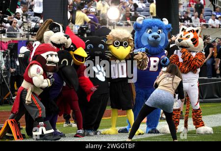 Orlando, USA. Februar 2024. Maskottchen posieren für Fotos während des Flag Football Events beim NFL Pro Bowl Fußballspiel in Orlando, USA, am 4. Februar 2024. Quelle: Wu Xiaoling/Xinhua/Alamy Live News Stockfoto