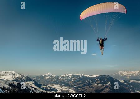 Mensch-Speed-Fliegen im Winter in den österreichischen Alpen, Kitzbühel, Tirol, Österreich Stockfoto