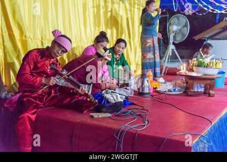 Pai, Thailand-04. April 2023: Lokale Künstler spielen Instrumente, die seit Jahrhunderten in Südostasien verwendet werden, und zeigen die alte Kultur von n Stockfoto