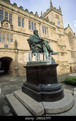 Charles Darwin Bronzestatue, datiert 1897 von Horace Montford, und Library, Shrewsbury, Shropshire, Großbritannien. Stockfoto