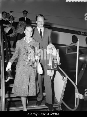 30. September 1959. Amsterdam, Niederlande. Ankunft von Audrey Hepburn und Mel Ferrer am Flughafen Schiphol. Das Paar kam in die Niederlande, um für den Film The nun's Story zu werben, in dem Audrey Hepburn die Hauptrolle spielte Stockfoto