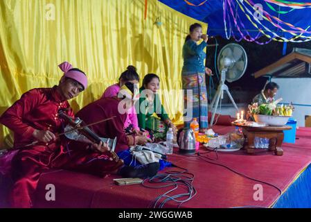 Pai, Thailand-04. April 2023: Lokale Künstler spielen Instrumente, die seit Jahrhunderten in Südostasien verwendet werden, und zeigen die alte Kultur von n Stockfoto