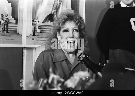 Januar 1981. Amsterdam, Niederlande. Bette Midler hält eine Pressekonferenz im Amsterdamer Stadttheater wegen des Films Divine Madness Stockfoto