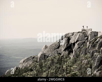 Wanderer posieren auf dem felsigen Gipfel des Doubletop Mountain im Baxter State Park von Maine. Stockfoto