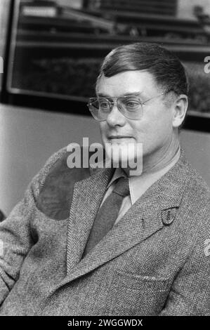 April 1983. Amsterdam, Niederlande. Schauspieler Larry Hagman, bekannt als JR in der TV-Serie Dallas am Flughafen Schiphol. Stockfoto