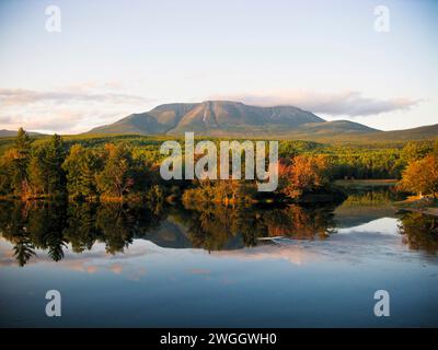 Maines Mount Katahdin und der Penobscot River sind von der Abol Bridge in der Nähe des Baxter State Park zu sehen. Stockfoto