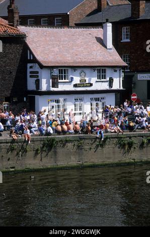 UK, Yorkshire, York, Blick von der Ouse Bridge bei einem Drink vor dem Kings Arms Pub. Stockfoto