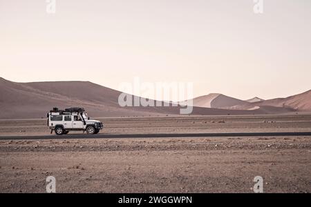 Geländewagen in der Namib-Wüste, Sossusvlei, Namibia Stockfoto