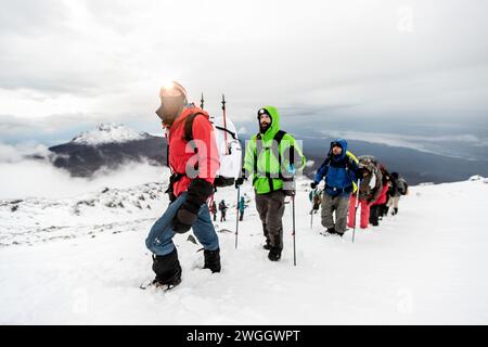 Bergsteiger nähern sich dem Gipfel des Kilimandscharo, Tansania Stockfoto