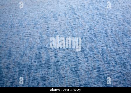Ölteppiche über der Oberfläche des Golfs von Mexiko nach der Ölpest von Deepwater Horizon im Jahr 2010, Grand Isle, Louisiana, USA Stockfoto