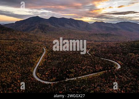 Luftaufnahme des Kancamagus Highway in New Hamshire im Herbst. Stockfoto