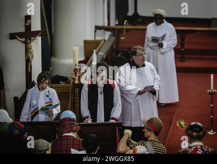 Reverend Laura Luz leitet den Grimaldi-Gedenkgottesdienst in der All Saints Church in Haggerston. Stockfoto