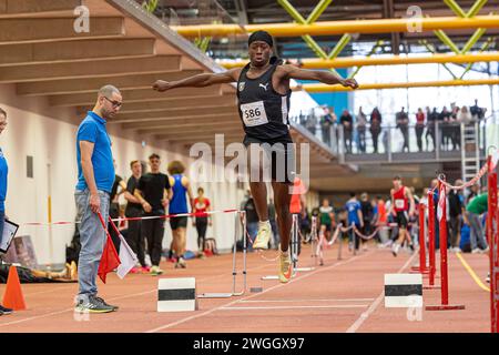 München, Deutschland. Februar 2024. Peter Osazee (MTG Mannheim); Süddeutsche Hallenmeisterschaften Aktive und Jugend U18 in der Werner-von-Linde-Halle in München am 04.02.2024, (Bayern). Quelle: dpa/Alamy Live News Stockfoto