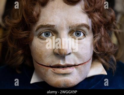 PRODUKTION - 31. Januar 2024, Sachsen-Anhalt, Halle (Saale): Eine Marionette des Prinzen aus der Inszenierung „das singende klingende Bäumchen“ des Marionettenmachers Lili Laube sitzt im Fundus des Marionettentheaters Halle/Saale. Das Marionettentheater feiert dieses Jahr sein 70-jähriges Bestehen. Aus diesem Anlass findet im Juni ein Marionettentheater-Festival in der Stadt an der Saale statt. Unter anderem wird ein 18 Meter großer Gulliver auftreten. Foto: Hendrik Schmidt/dpa Stockfoto