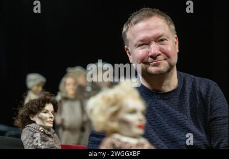 PRODUKTION - 31. Januar 2024, Sachsen-Anhalt, Halle (Saale): Christoph Werner, Intendant des Puppentheaters Halle/Saale, sitzt im Auditorium des Theaters. Das Marionettentheater feiert dieses Jahr sein 70-jähriges Bestehen. Aus diesem Anlass findet im Juni ein Marionettentheater-Festival in der Stadt an der Saale statt. Unter anderem wird ein 18 Meter großer Gulliver auftreten. Foto: Hendrik Schmidt/dpa Stockfoto