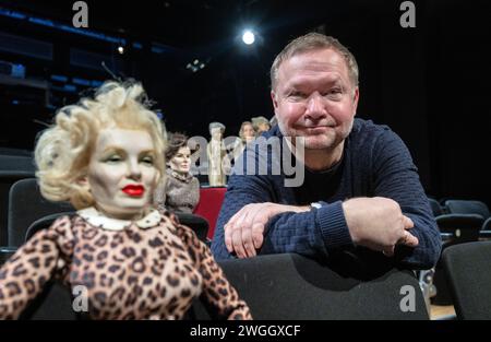 PRODUKTION - 31. Januar 2024, Sachsen-Anhalt, Halle (Saale): Christoph Werner, Intendant des Puppentheaters Halle/Saale, sitzt im Auditorium des Theaters. Das Marionettentheater feiert dieses Jahr sein 70-jähriges Bestehen. Aus diesem Anlass findet im Juni ein Marionettentheater-Festival in der Stadt an der Saale statt. Unter anderem wird ein 18 Meter großer Gulliver auftreten. Foto: Hendrik Schmidt/dpa Stockfoto