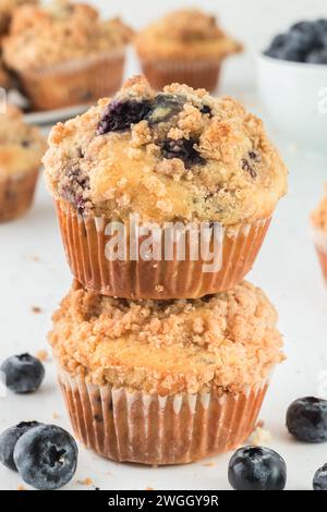 Ein doppelter Stapel Heidelbeermuffins mit Streuselauflage Stockfoto
