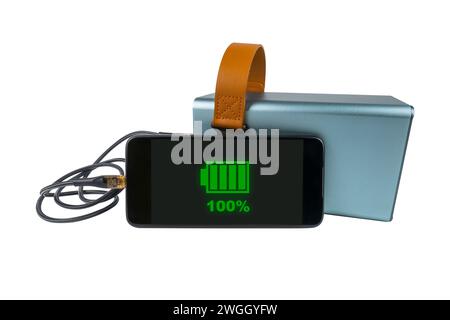 Das Smartphone wird über ein USB-Kabel auf weißem Hintergrund von einer Powerbank aufgeladen. Auf dem Smartphone-Bildschirm wird eine grüne Anzeige für 100 % Akkuladung angezeigt Stockfoto