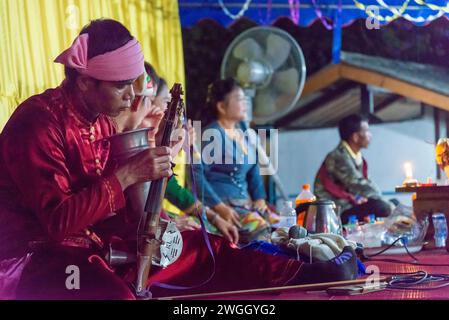 Pai, Thailand-04. April 2023: Lokale Künstler spielen Instrumente, die seit Jahrhunderten in Südostasien verwendet werden, und zeigen die alte Kultur von n Stockfoto