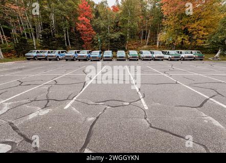 Ein großer Parkplatz mit einer Reihe von Kleinbussen in einer Reihe. Stockfoto