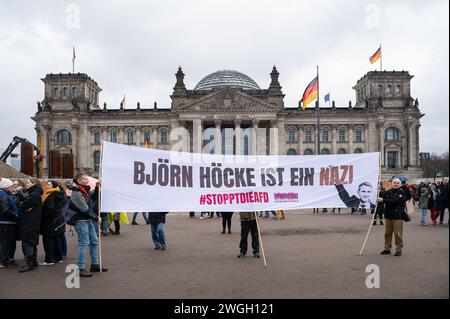 03.02.2024, Berlin, Deutschland, Europa - Firewall Demonstration Massenprotest gegen Rechtsextremismus und gegen Bjoern Hoecke von der AfD. Stockfoto