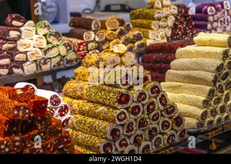 Traditionelle türkische Köstlichkeiten am Tresen aus nächster Nähe. Leckere, abwechslungsreiche türkische Süßigkeiten Stockfoto